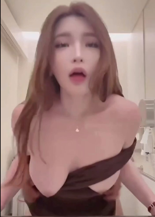 厕所被大肉棒插到快站不住长腿美乳御姐，隐忍的表情直接高潮射了