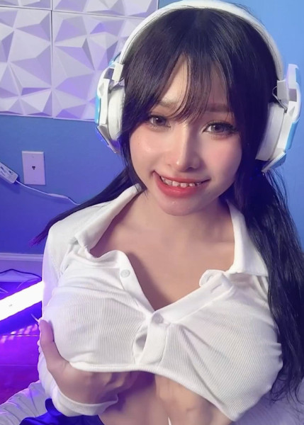 欧美大波波主播bunny骚货一匹拿玩具刺激小穴还喷水到处都是