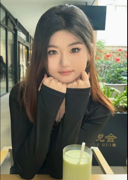 美女舔舐鸡巴的享受