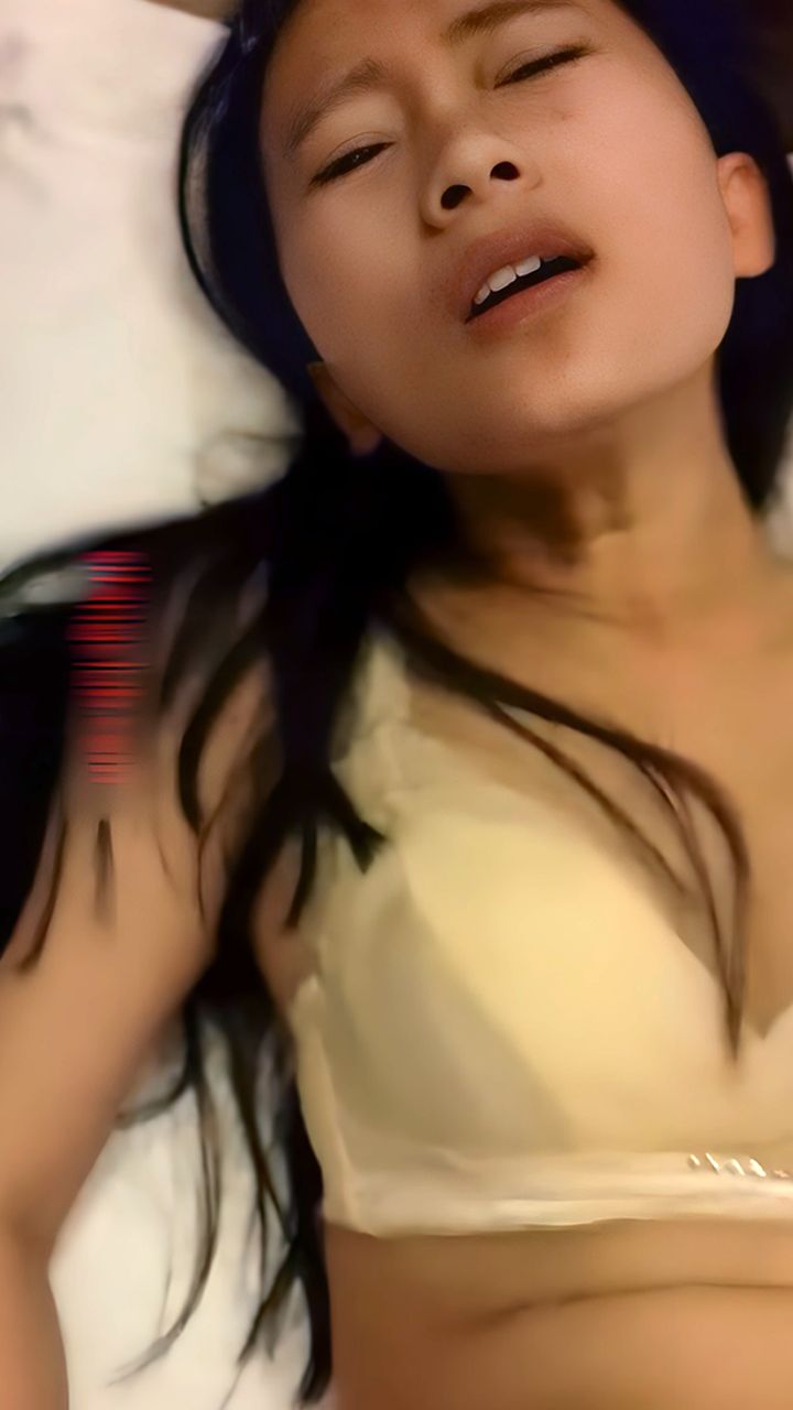 真实偷情自拍，陌陌上认识的东北小媳妇，背着男友约炮