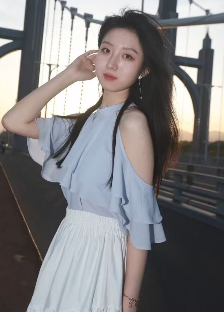 贫乳小母狗开头叫声淫荡甜美，颜质普通但小身板总有人爱，声音又YD